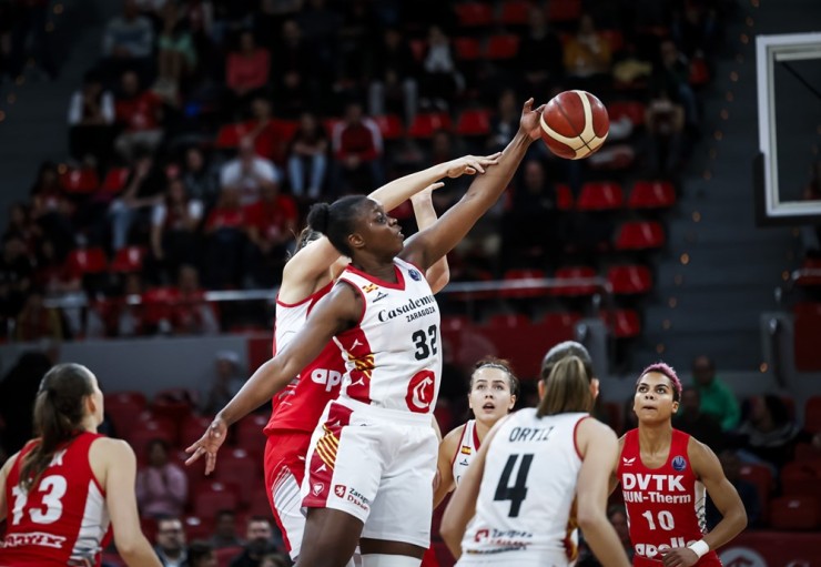 Diallo, en plena pugna por un balón. Foto: EuroLeague Women