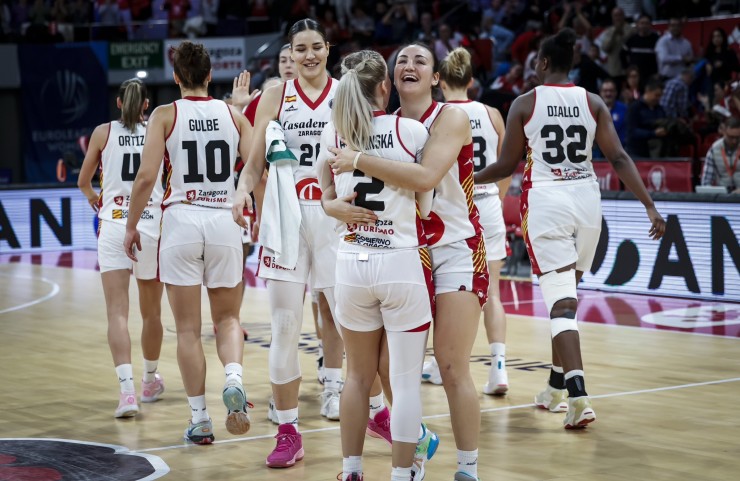 Las jugadoras de Casademont Zaragoza femenino se abrazan tras un triunfo.