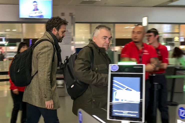 Santos Cerdán al llegar al aeropuerto de Ginebra para embarcar en su vuelo de retorno a Madrid. | EFE