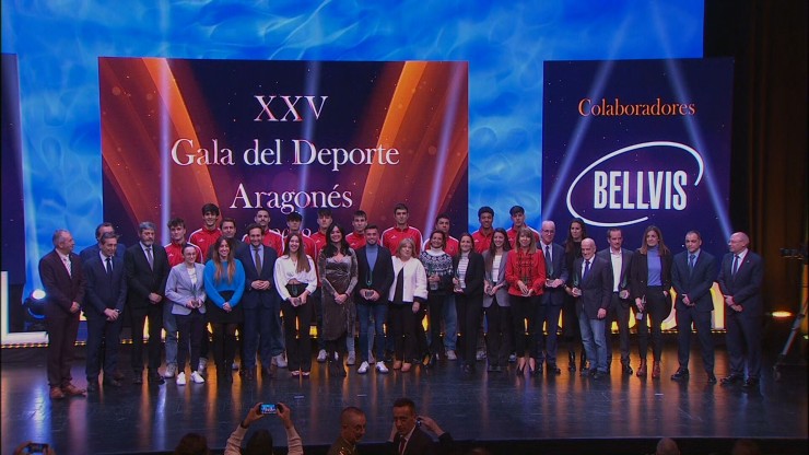 Imagen de todos los premiados en la XXV Gala del Deporte Aragonés.