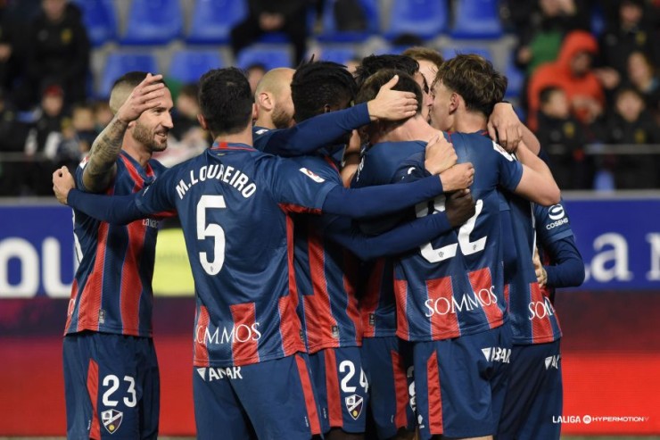 Los jugadores de la SD Huesca celebran un gol.