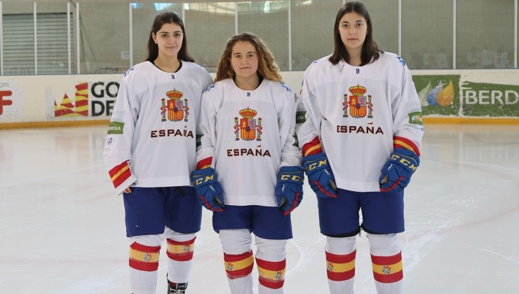 Paula Marina, Nerea Giménez y Julia Herrero, jugadoras del CH Jaca. Foto: CH Jaca