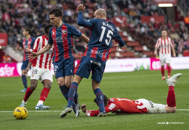 La defensa de la SD Huesca ha mejorado mucho desde la llegada de Antonio Hidalgo. Foto: LaLiga
