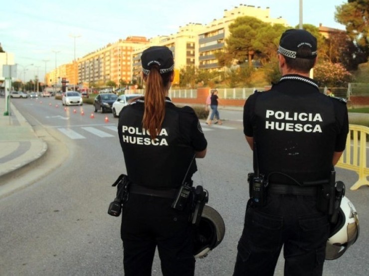 Imagen de archivo de dos agentes de la Policía Local de Huesca. | Ayuntamiento de Huesca