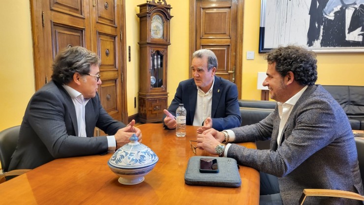 Reunión del presidente de la Diputación Provincial de Zaragoza (DPZ), Juan Antonio Sánchez Quero, con los dirigentes del Real Zaragoza. / DPZ