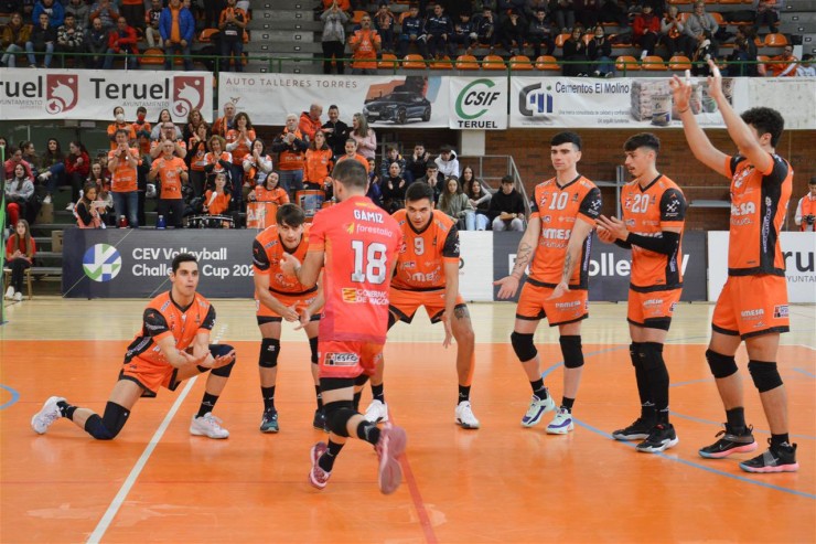 Los jugadores del Pamesa Teruel Voleibol durante el encuentro de ida.