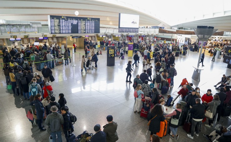 Largas colas de viajeros este sábado en la terminal del aeropuerto de Bilbao. / EFE