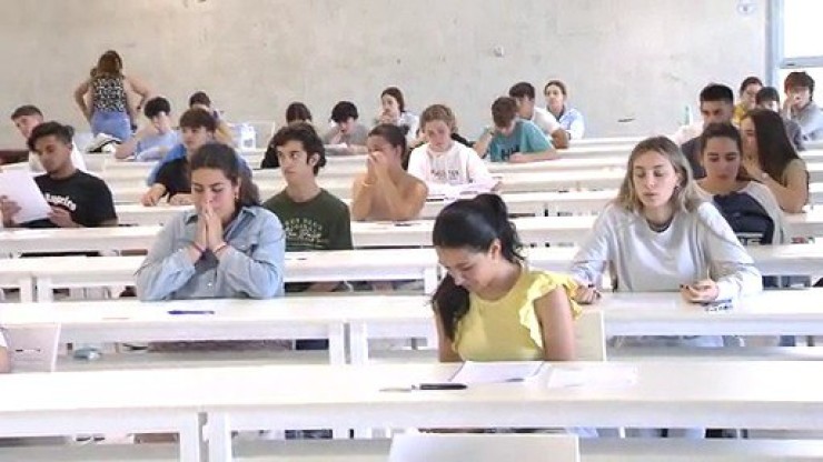 Estudiantes realizando un examen de la EVAU.