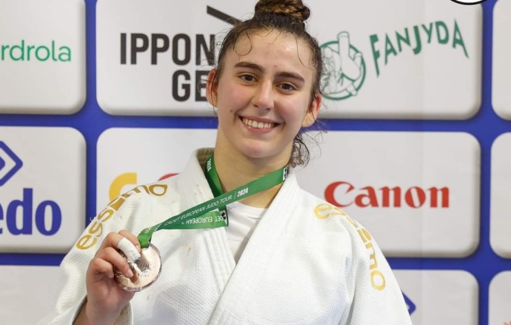 María Pilar Ayensa posa con la medalla de bronce. Foto: Federación Aragonesa de Judo