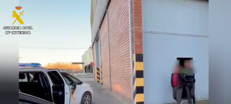 La Guardia Civil detiene a los presuntos autores de cinco robos en diferentes empresas de Fraga. / Guardia Civil