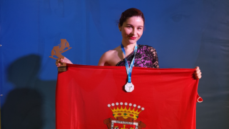 Ángela Martín-Mora posa con la medalla de bronce. Foto: Tomasz Pilden