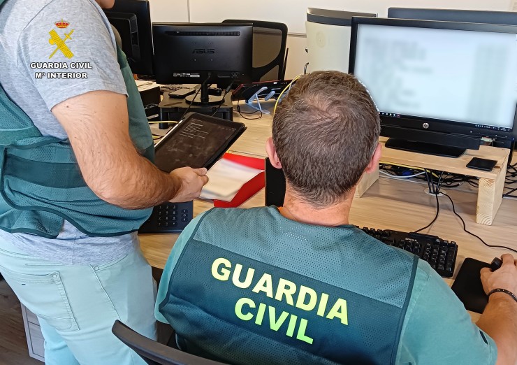 Especialistas en ciberdelincuencia de la Guardia Civil. / Europa Press