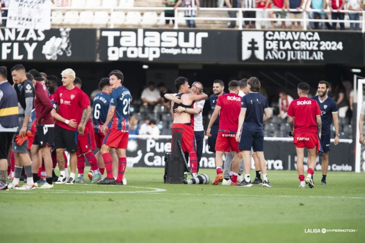 Los jugadores de la SD Huesca celebran la permanencia en el estadio de Cartagonova. Foto: LaLiga