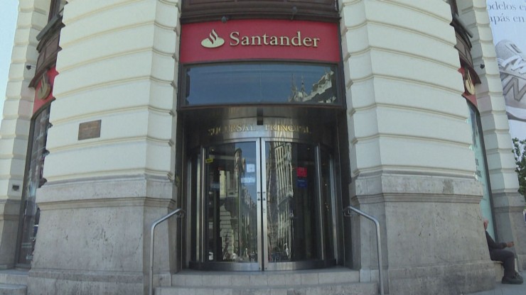 Entrada de una oficina del Banco Santander.