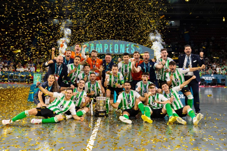 Los jugadores del Real Betis celebran el título de Copa.