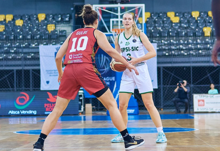 Ellen Nyström, durante un partido ante el Casademont Zaragoza. Foto: FIBA