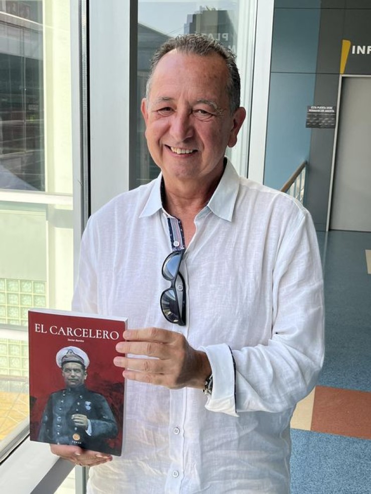 Entrevista a Javier Benito en Aragón Radio, junto a su obra "El carcelero"