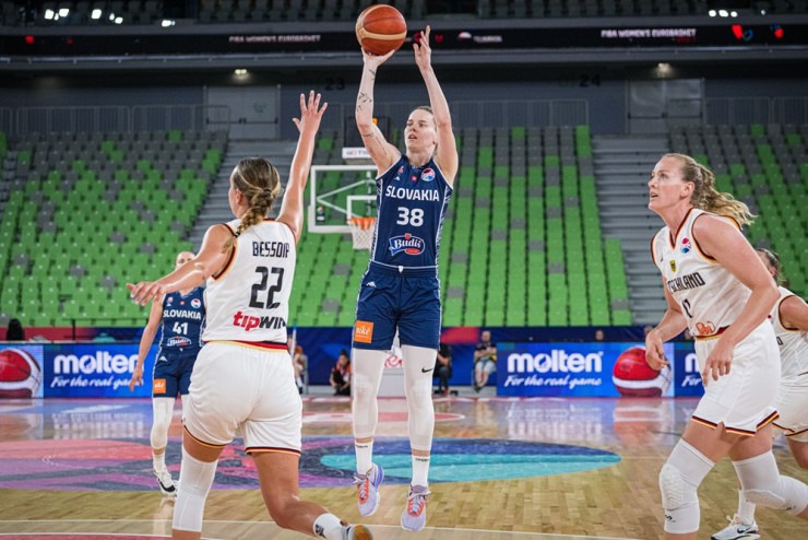 Miroslava Mistinova lanza a canasta en el duelo ante Alemania del Eurobasket 2023. Foto: FIBA