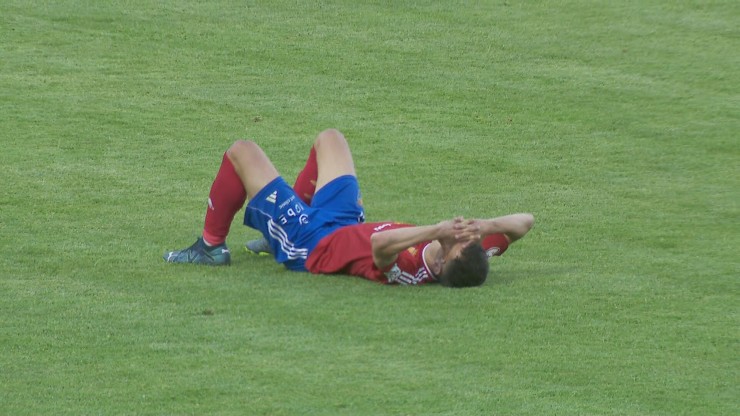 Un jugador del Teruel tras certificarse el descenso se lamenta sobre el césped.