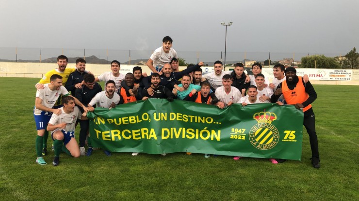 Los jugadores del CD La Almunia celebran el ascenso tras ganarle 0-6 al Mequinenza