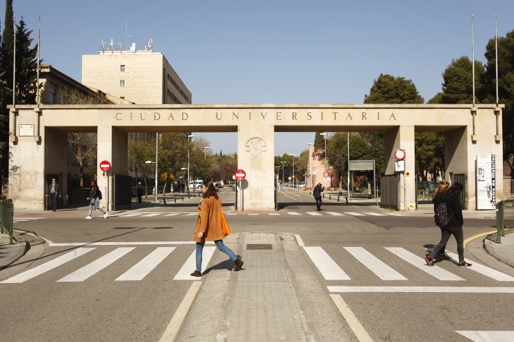Entrada al campus de la Universidad de Zaragoza, junto a la plaza de San Francisco.
