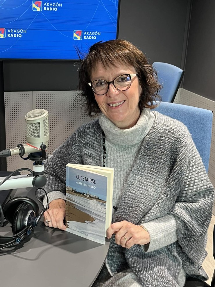 Entrevista a Aurora Pinto en Aragón Radio, junto a su primera novela "Cuestairse"