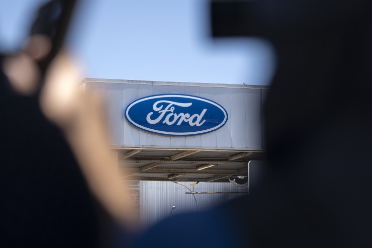 Logotipo de Ford en la fábrica de Almussafes. / Europa Press