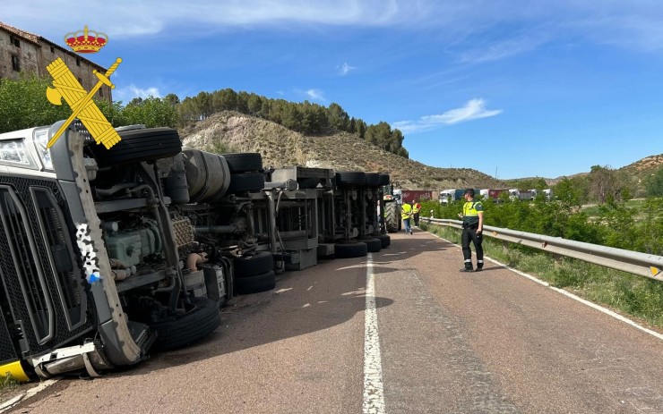 Imagen del camión siniestrado. / Guardia Civil Teruel