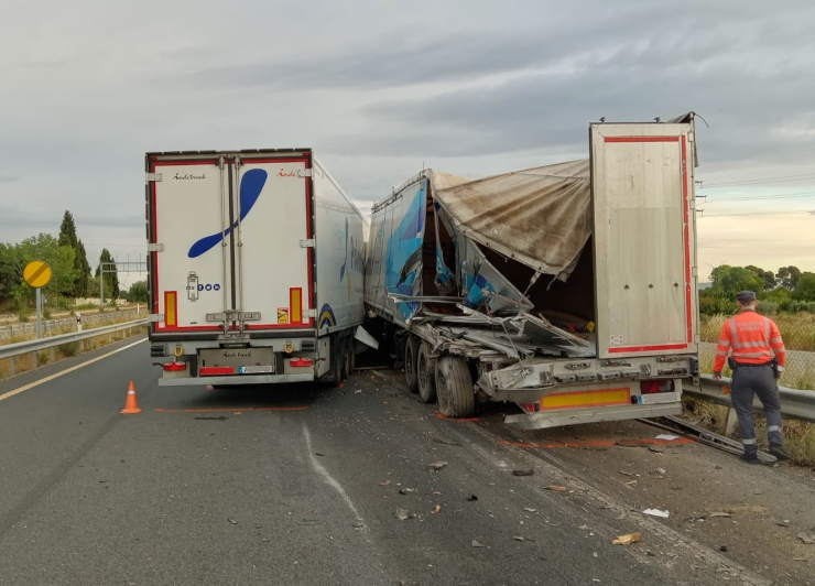 Un choque entre dos camiones deja un herido grave. / Policía Foral de Navarra