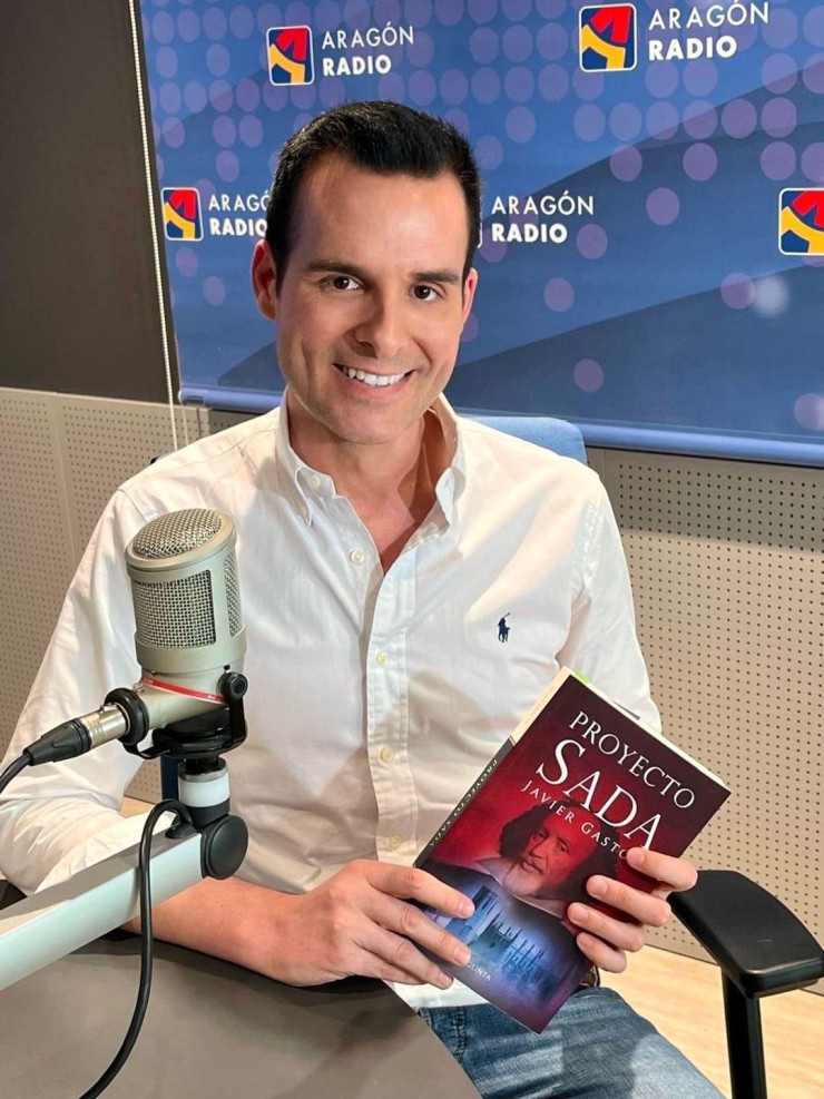 Entrevista a Javier Gastón en Aragón Radio, junto a su primera novela "Proyecto Sada"