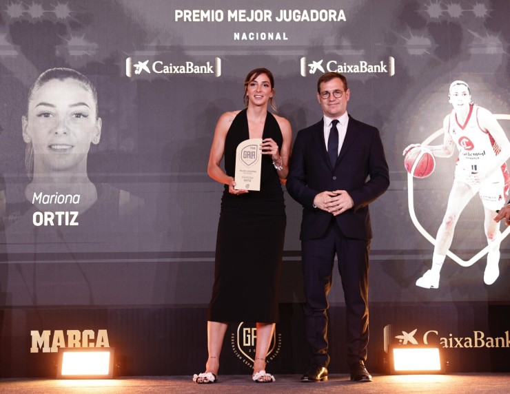 Mariona Ortiz recibe el premio a Mejor Jugadora Nacional.