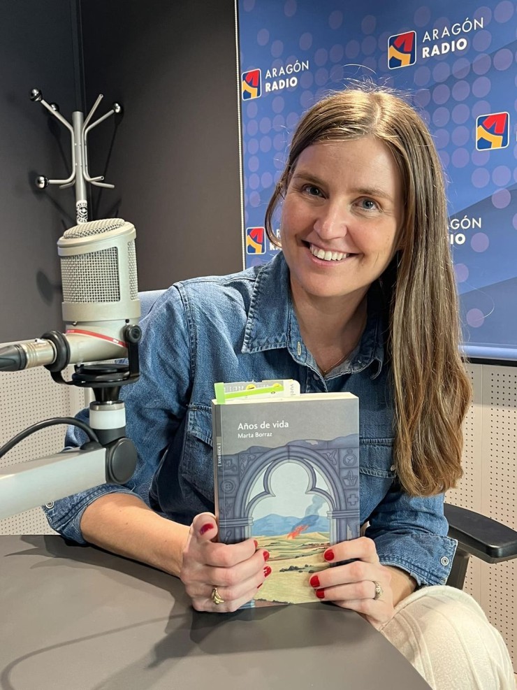 Entrevista a Marta Borraz en Aragón Radio, junto a su novela "Años de vida"