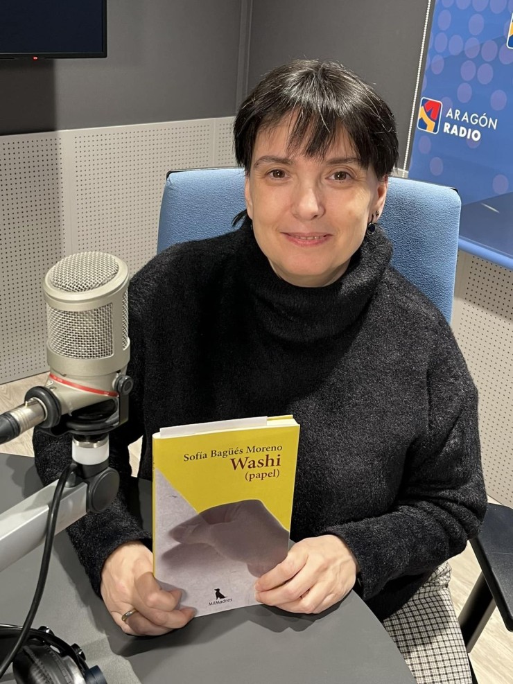 Sofia Bagüés en los estudios de Aragón Radio, junto a su obra "Washi"