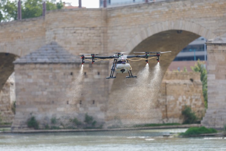 El dron que ha esparcido el larvicida en el Ebro. / Ayuntamiento de Zaragoza. Daniel Marcos