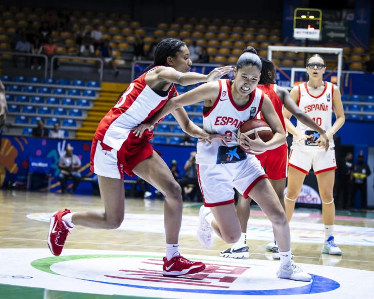 El combinado nacional durante el partido. Foto: FIBA Basketball