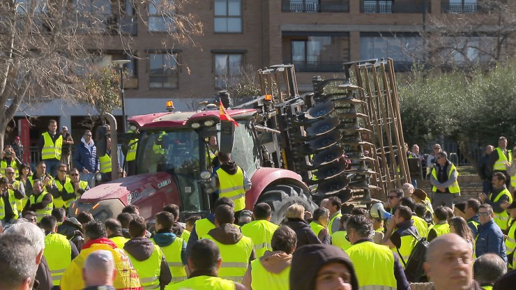 Decenas de agricultores trataron de acceder a las Cortes el 1 de marzo. / Aragón TV