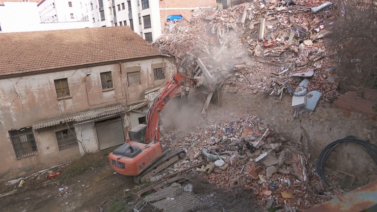Imagen de archivo del desescombro del edificio derrumbado en Teruel. / Aragón TV