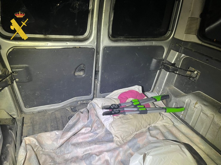Agentes de la Guardia Civil observaron en el vehículo de los detenidos varias herramientas de corte dispuestas para su uso. / Guardia Civil
