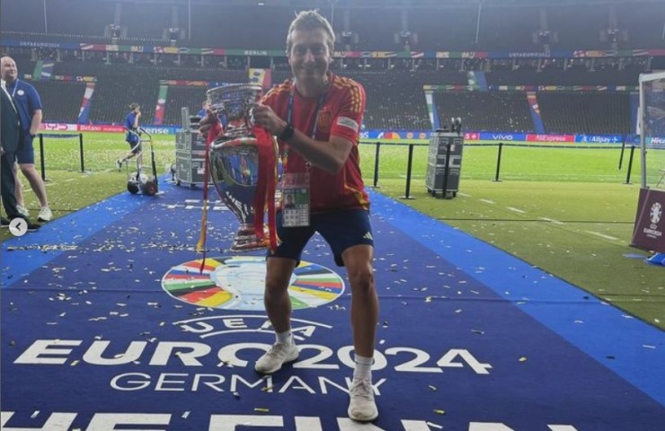 Javier Alfaro, con el trofeo conquistado por España ayer domingo. Foto: Instagram Javier Alfaro