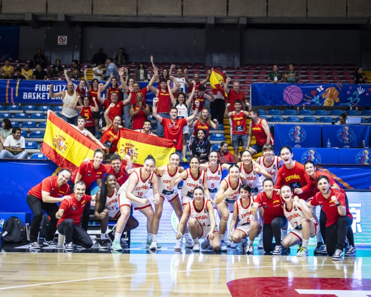 El combinado nacional U17 celebrando la victoria en el país azteca. Foto: FIBA Basketball