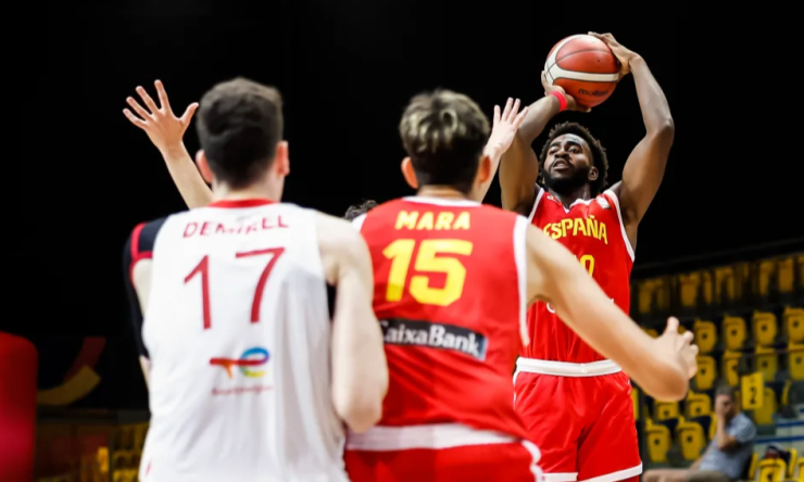Aday Mara, durante el encuentro ante Turquía. Foto: FIBA.