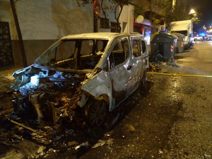 Así ha quedado la furgoneta a la que alcanzó el fuego de los contenedores en la calle Santa Lucía. | Ayuntamiento de Zaragoza