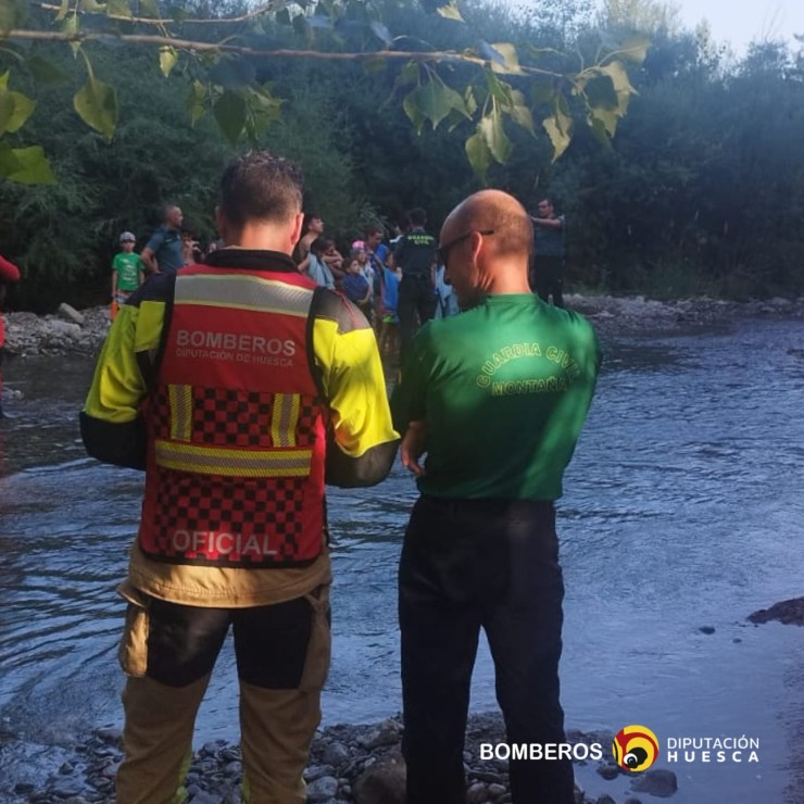 Un grupo de 23 menores y dos monitores han sido rescatados cuando se bañaba en Biescas ante la crecida del Río Gállego. / Aragón Noticias