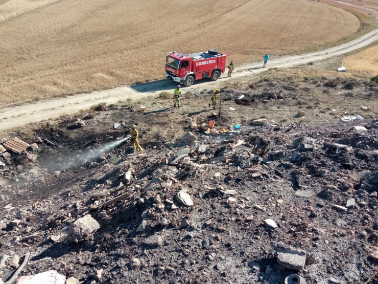 Los bomberos de los parques de Teruel y Calamocha han trabajado en las tareas de extinción. | DPT