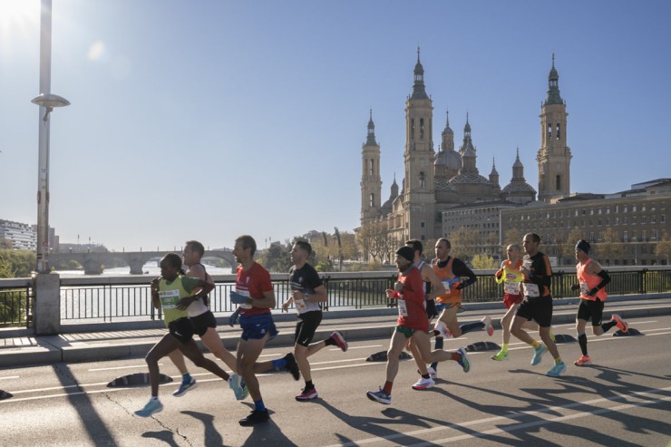 Miles de atletas volverán a tomar este domingo las calles de Zaragoza.