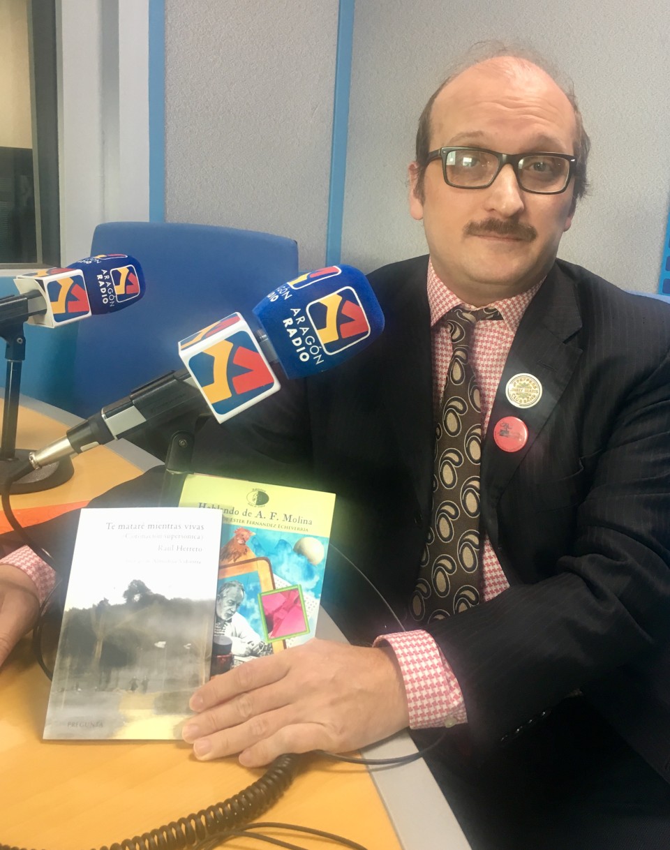 Imagen Entrevista a Raúl Herrero en Aragón Radio junto a dos de sus conocidas obras