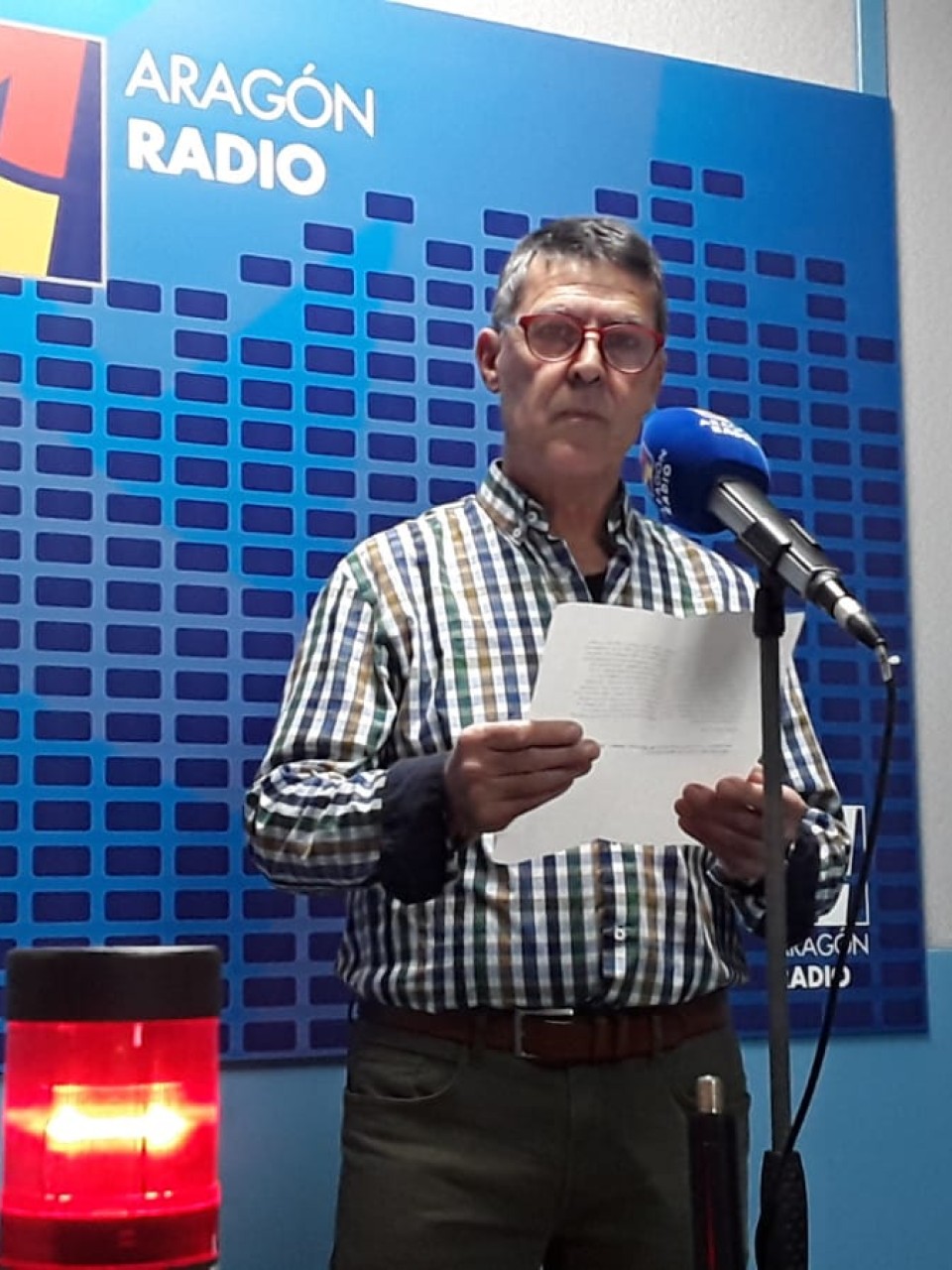 Imagen Félix Teira Cubel en el estudio de Aragón Radio [plano 2]