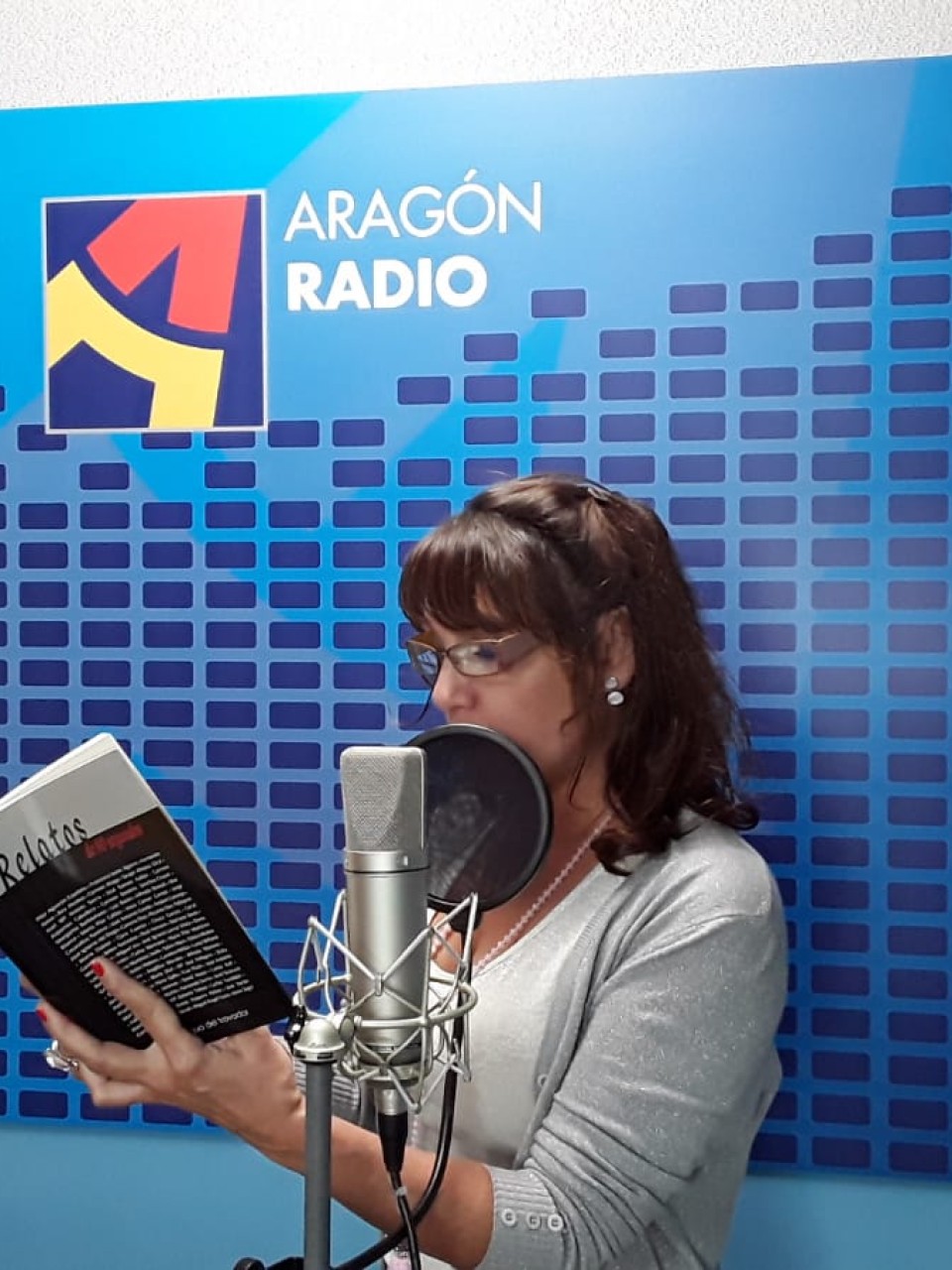 Imagen María Belén Mateos ofreciéndonos una lectura en Aragón Radio [plano 4]