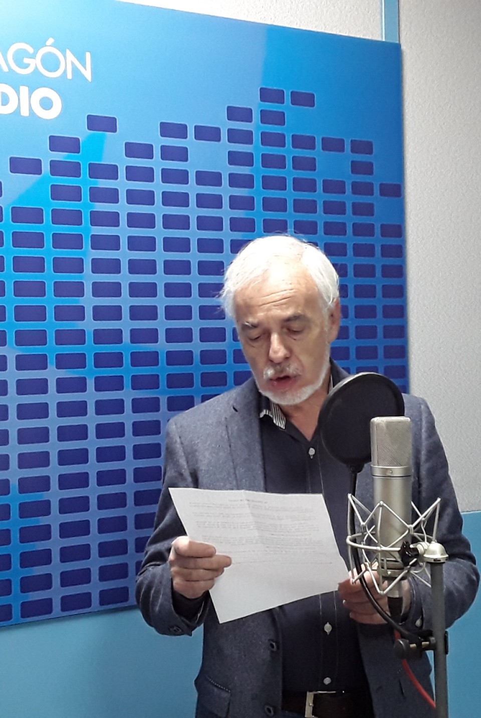 Imagen Carlos Tundidor en uno de los estudios de Aragón Radio [plano 2]