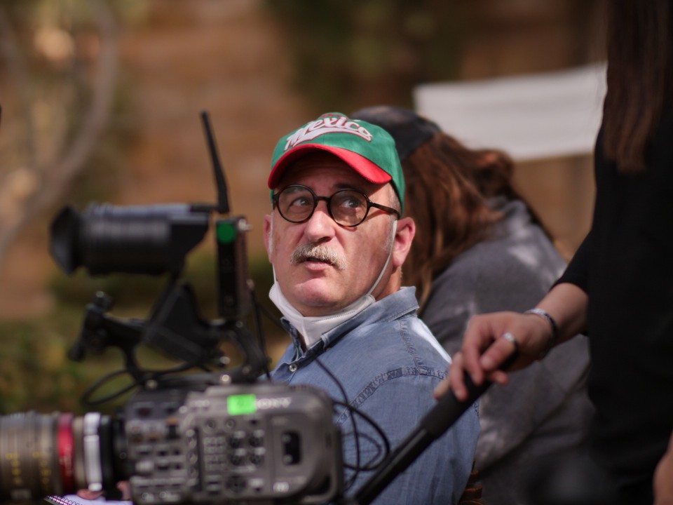 Imagen Luis Roca, director del documental durante una toma (F. David Martínez)